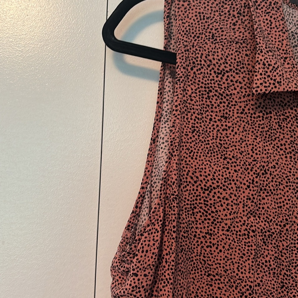 ✨️2/$20 Sleeveless Button-Front Women's Top in Dusty Rose Print - Picture 3 of 7